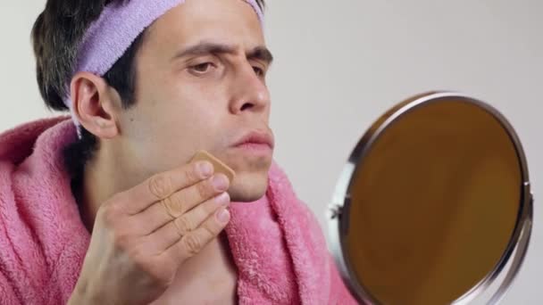Engraçado homem coloca um pó em seu rosto — Vídeo de Stock