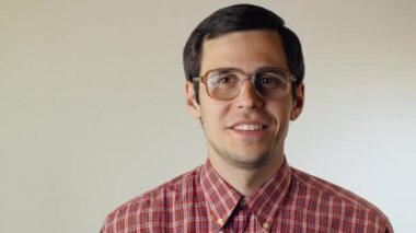 Gözlüklü adamın bir fikri var.