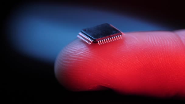 Microchip en un dedo de un hombre — Vídeos de Stock