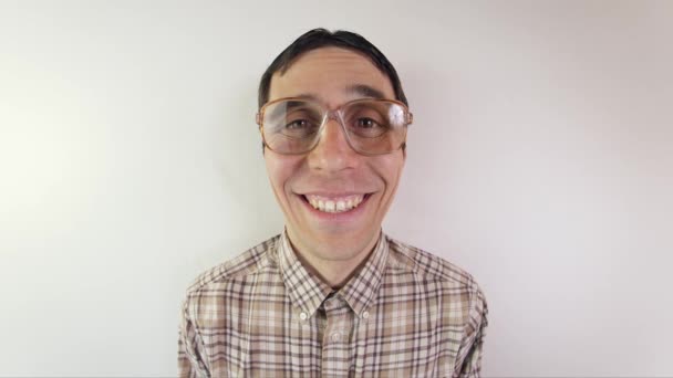 Porträt eines lustigen Nerds mit Brille — Stockvideo