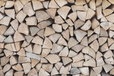 Odunları bir woodpile yığılmış