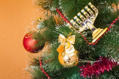 Christmas (yeni yıl) ağaç üzerinde Yahudi Yedi Kollu Şamdan.