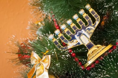 Christmas (yeni yıl) ağaç üzerinde Yahudi Yedi Kollu Şamdan.