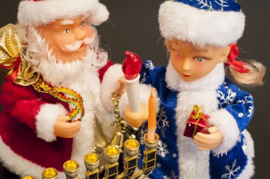 Oyuncaklar Ded Moroz (Noel Baba) ve hanukkah mum Snegurochka.
