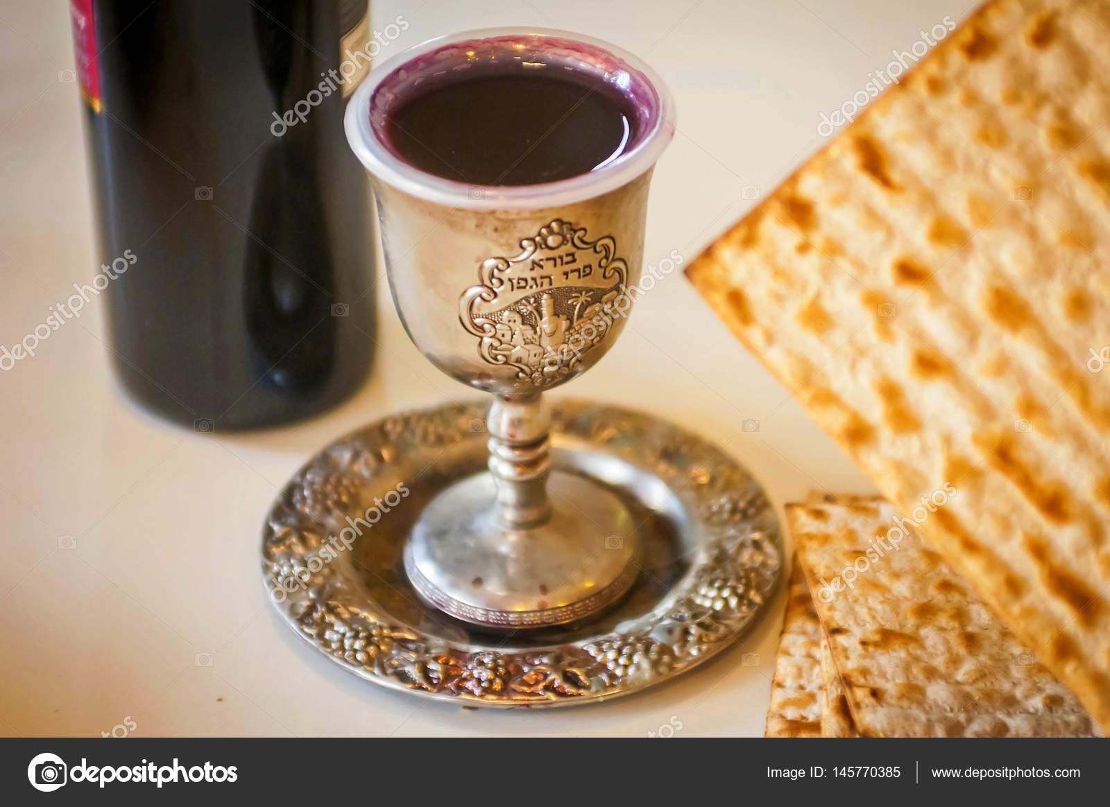 犹太人的逾越节概念︰ 红酒和酵饼. ——图库图片© Roman_Yanushevsky #145770385