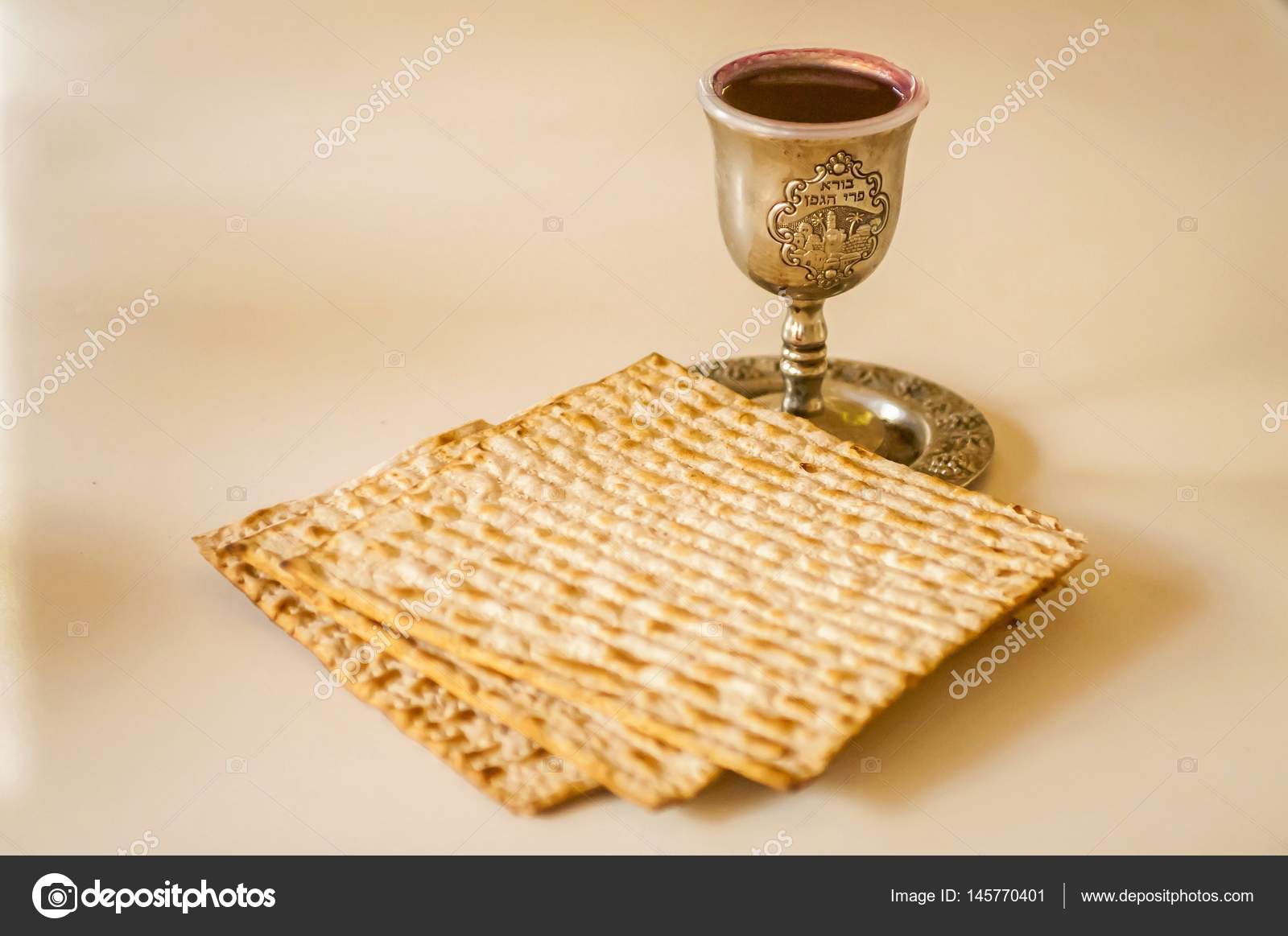 過越 Pessach、ユダヤ人の過越祭シンボル: パントーストなしパンと赤ワイン. — ストック写真 © Roman_Yanushevsky  #145770401