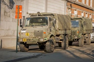 Brüksel sokakta Mercedes Unimog Light Utility kamyon.