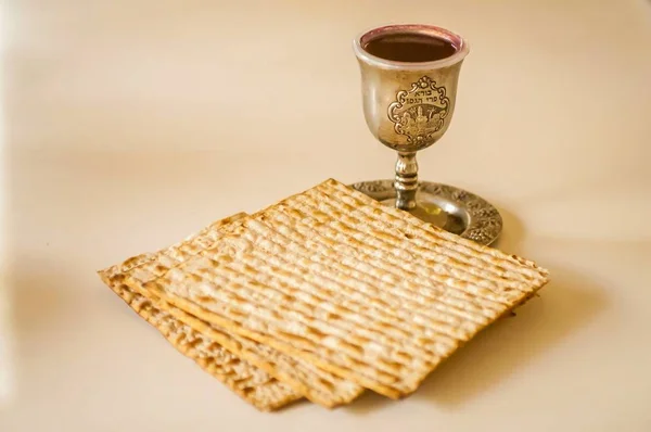 Pessach, símbolos da Páscoa judaica: pão matzah e vinho tinto . — Fotografia de Stock