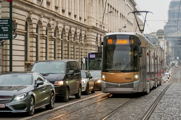 Street car (tram, tram) per le strade di Bruxelles . — Foto Stock