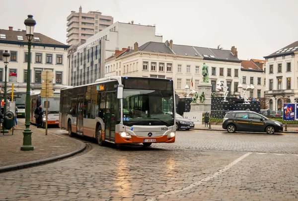 Personenvervoer bus op het plein van Luxemburg. — Stockfoto