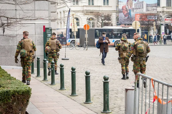 Bélgica soldados do exército que guardam o Parlamento Europeu — Fotografia de Stock