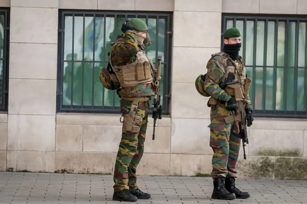 Belgique : des soldats de l'armée gardent le Parlement européen — Photo