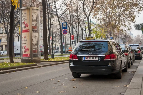Black Mercedes taxi cab in central Vienna stock image. — Stock Photo, Image