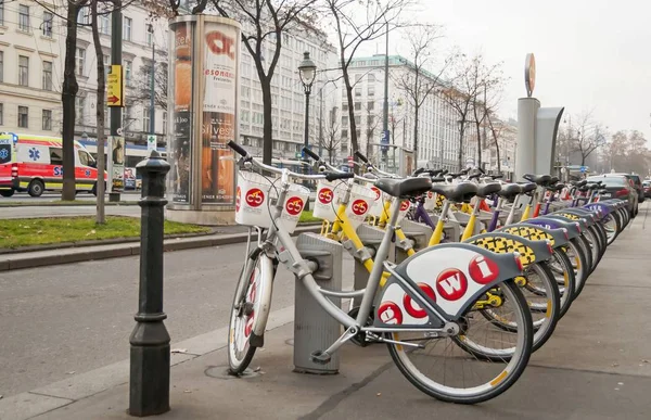 Station de location de vélos dans le centre de Vienne image stock . — Photo