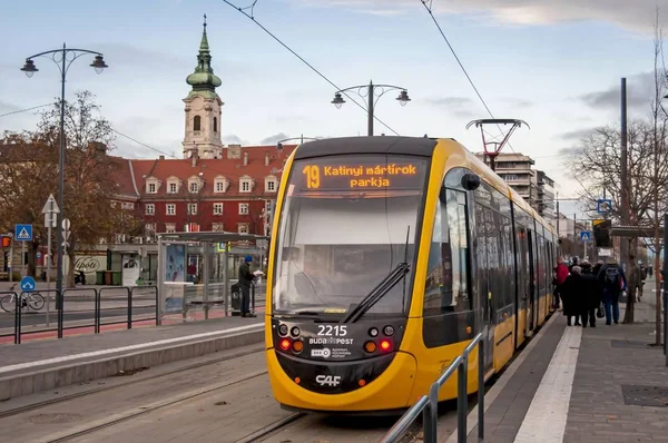 Moderno tram giallo a Budapest stock immagine . — Foto Stock