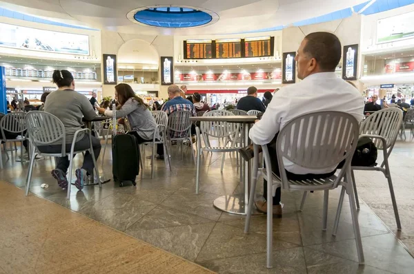Passageiros na imagem de estoque Ben Gurion Aeroporto . — Fotografia de Stock