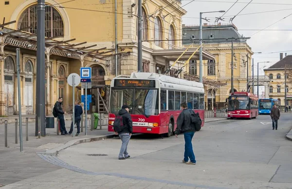 Rode stad trolleybus geparkeerd naast het station van Boedapest Keleti (Oost) — Stockfoto