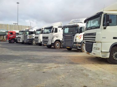 Bir kamyon stok görüntü satırının Önden Görünüm.