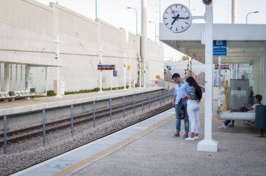 Holon Wolfson gelmesi gereken bir tren bekleyen yolcular tren istasyonu.