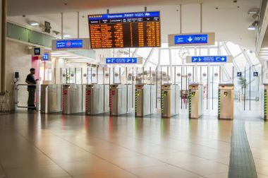 Holon Wolfson tren istasyonu iç takvim ve bilet sargı bezi ile. 