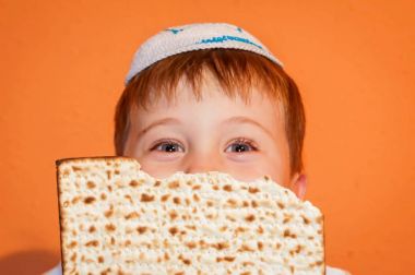 Matzah oldukça küçük bir çocukla.