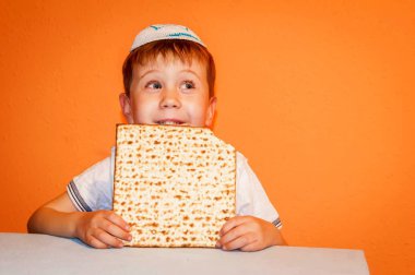 Mutlu Yahudi çocuk Pesach için bekliyor.