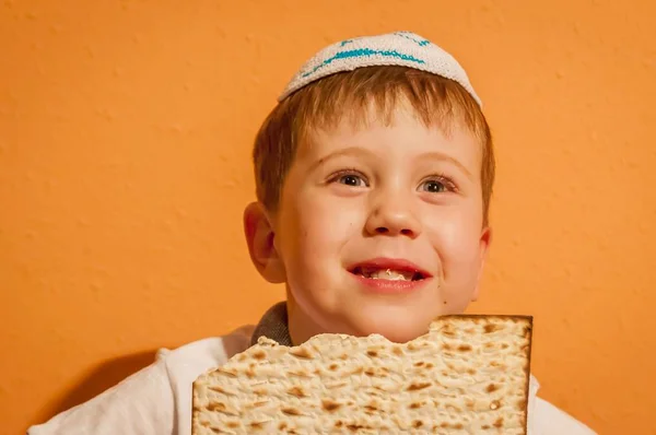 Niño feliz mirando hacia adelante para la fiesta de Pascua judía . — Foto de Stock