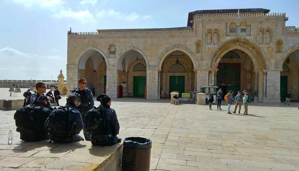 Israeli police officers by the Al Aqsa mosque. — Stock Photo, Image