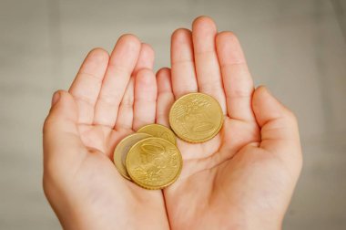 Paralar onun elinde tutan çocuk. 