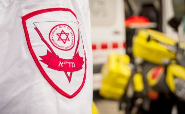 Magen David Adom (Mada) logosu ile İsrail sağlık görevlisi
