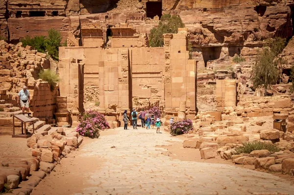 Den välvda romerska porten till den antika staden Petra i Nabataean. — Stockfoto