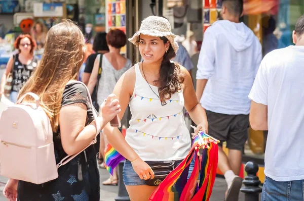 Неизвестная девушка, продающая разноцветные флаги ЛГБТ-радуги на улице . — стоковое фото