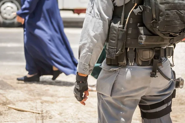 Οπλισμένο ισραηλινό στρατιώτη σε επιφυλακή στον τόπο της τρομοκρατικής επίθεσης. — Φωτογραφία Αρχείου