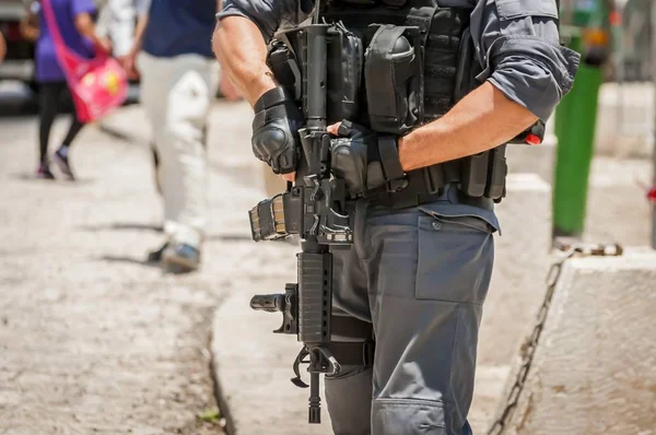 Armed Israeli soldier at the terror attack site — Stock Photo, Image