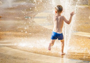 Mutlu çocuk yaz sıcağında su oyun keyfi.