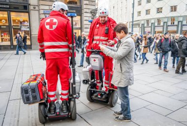 Viyana Kızıl Haç ambulans sokakta.