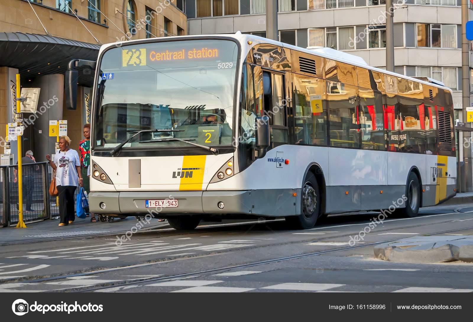 geld Hoeveelheid geld strategie De Lijn Bus in Antwerp – Stock Editorial Photo © Roman_Yanushevsky  #161158996