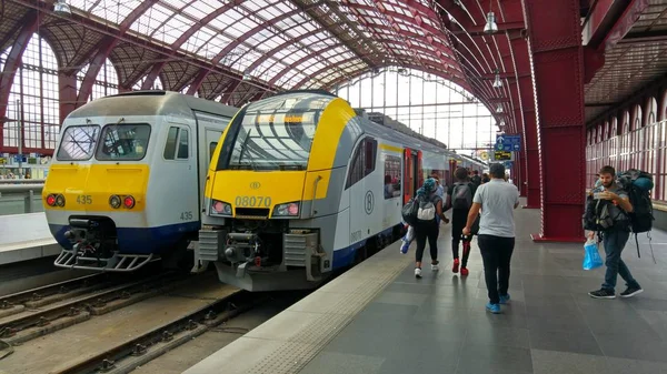 Быстрые поезда Бельгии в Антверпене . — стоковое фото
