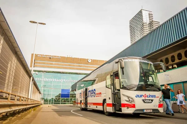 Eurolines bus bij het Den Haag Centraal station — Stockfoto