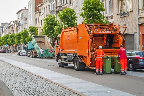 Antwerp turuncu çöp kamyonu