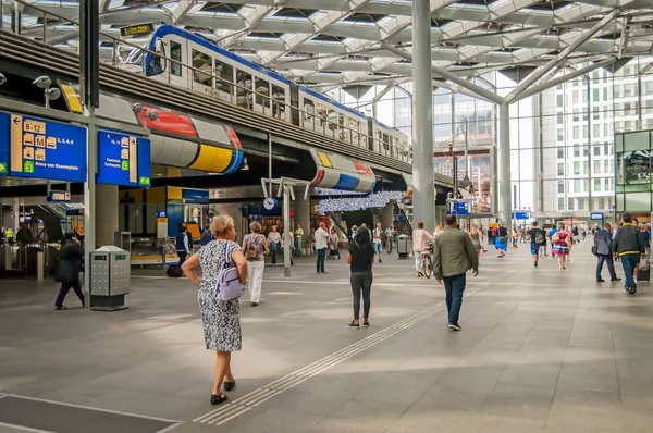 İnsanlar içeride Lahey'e Merkez İstasyonu