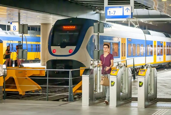 Treinen op het platform van het centraal station van Den Haag — Stockfoto