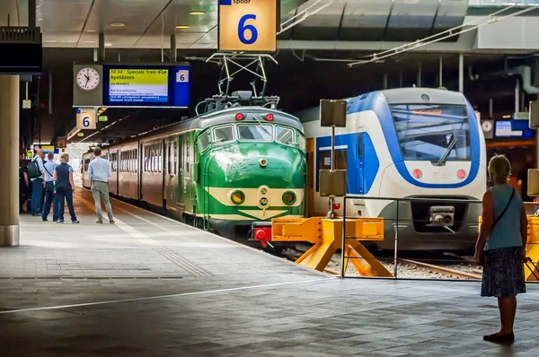 Trenes en la plataforma de la estación central de La Haya — Foto de Stock