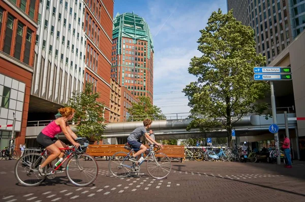 Jonge Nederlandse vrouwen op de fiets — Stockfoto