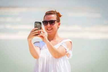 Güzel Rus kız Dead Sea adlı bir selfie yapma.