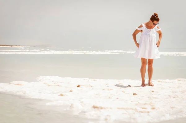 Красивая девушка в белом платье на дикой природе Мертвого моря . — стоковое фото