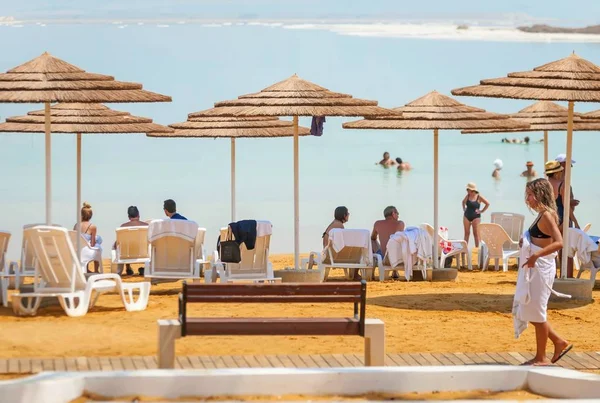 İnsanlar Dead Sea beach stok görüntü.