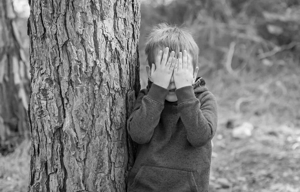 Criança fechando o rosto com as mãos preto e branco — Fotografia de Stock