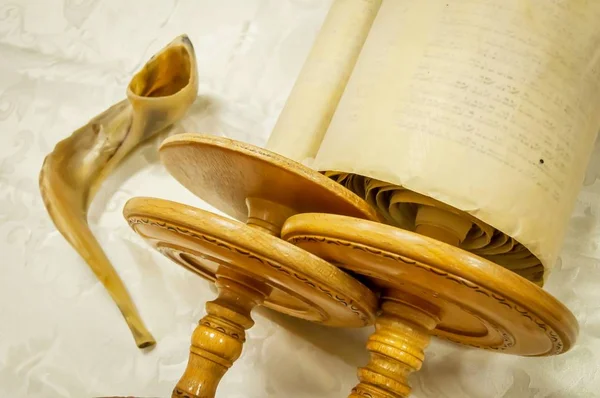 Torah scrolls and a "shofar" musical horn — Stock Photo, Image