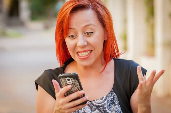 Beyaz bir çekici bir kadın iyi haberler öğrendim